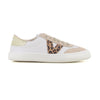 Zapatillas barefoot Olmo de Victoria en blanco y beige, con logo en estampado leopardo en el lateral y detalle dorado en la parte trasera. Diseño anatómico, suela fina y flexible visible en la imagen.
